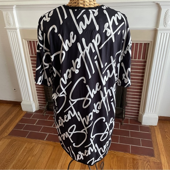 CAKE She Hits Different signature tee L - Picture 6 of 8